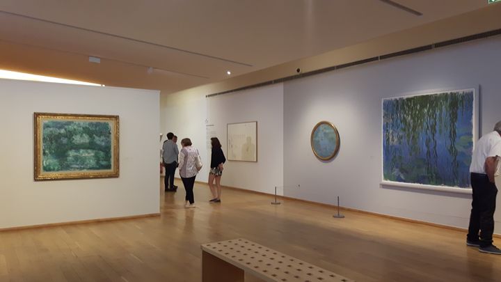 La salle des Monet, au Musée des impressionnismes à Giverny (Eure). (ANNE CHEPEAU / RADIO FRANCE)