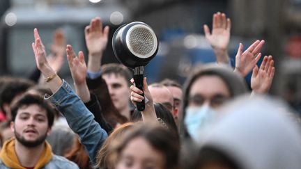 Une manifestation contre la réforme des retraites à Rennes lors de l'allocution d'Emmanuel Macron le 14 avril 2023. (DAMIEN MEYER / AFP)