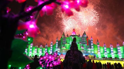 Lanc&eacute; comme chaque ann&eacute;e le 5 janvier, le festival de sculptures sur glace et neige de Harbin (Chine) est toutefois ouvert au public depuis No&euml;l en raison des temp&eacute;ratures particuli&egrave;rement basses dans la r&eacute;gion. (AFP)