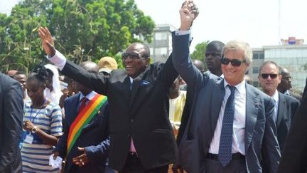 Le président guinéen Alpha Condé en compagnie de l'industriel français Vincent Bolloré lors de l'inauguration du service de transport ferroviaire Blueline à Conakry, en juin 2014. (AFP PHOTO / CELLOU DIALLO)