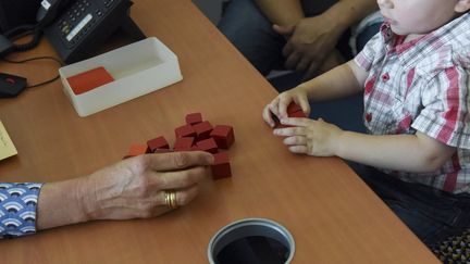 Une pédiatre joue avec un enfant victime de violences&nbsp;à la Cellule d’accueil spécialisé de l’enfance en danger (Cased), à Rennes (Ille-et-Vilaine), le 7 juin 2021. (SEBASTIEN SALOM-GOMIS / AFP)