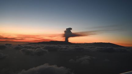 Sur cette photo,&nbsp;prise depuis un avion transportant le Premier ministre espagnol Pedro Sanchez, un volcan entre en éruption sur l'île de La Palma aux Canaries, en Espagne, le dimanche 19 septembre 2021. (BORJA PUIG DE LA BELLACASA / SPANISH GOVERNMENT / AP)