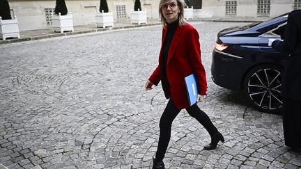 La ministre française de l'environnement , Agnès Pannier-Runacher, arrive en réunion au Centre interministériel de crise du ministère de l'Intérieur à Paris, le 23 décembre 2024. (JULIEN DE ROSA / POOL  via AFP)