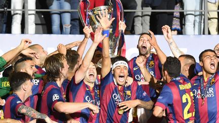 Les joueurs du Barça soulèvent la coupe à Berlin (MARCUS BRANDT / DPA)