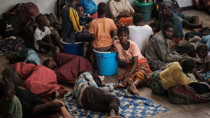 Une école&nbsp;de Beira, au Mozambique, abrite des réfugiés le 21 mars 2019. (YASUYOSHI CHIBA / AFP)