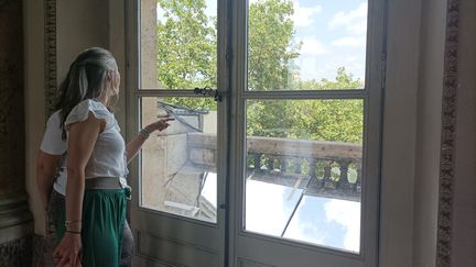 Des employés de la Monnaie de Paris observent la terrasse de l'institution. (LISE ROOS-WEIL / RADIOFRANCE)