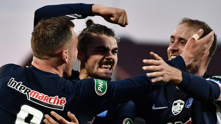 Des joueurs de l'équipe de Rumilly Vallières heureux après la victoire de leur équipe 2 à 0 face à Toulouse en quarts de finale de la Coupe de France, à Annecy, le mardi 20 avril 2021. (JEFF PACHOUD / AFP)