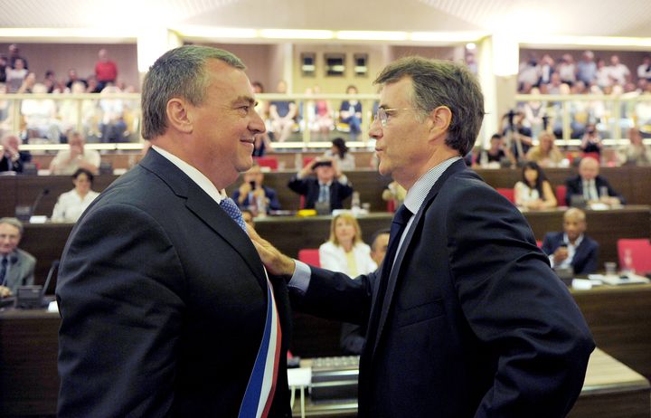 Le 28 juin 2015, Olivier Carré (à gauche) succède à Serge Grouard (à droite) dans le fauteuil de maire d’Orléans. (GUILLAUME SOUVANT / AFP)