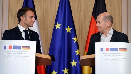 German Chancellor Olaf Scholz (right) and French President Emmanuel Macron in Hamburg, October 10, 2023. (LUDOVIC MARIN / AFP)