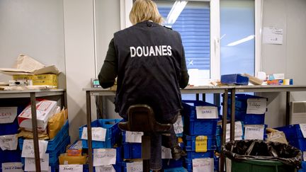 Un officier des douanes &agrave; l'a&eacute;roporte de Roissy, le 9 septembre 2009. (MARTIN BUREAU / AFP)