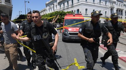 Des policiers déployés dans les rues de Tunis (Tunisie), le 27 juin 2019. (FETHI BELAID / AFP)