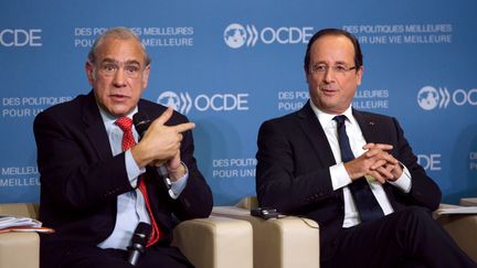 Le secr&eacute;taire g&eacute;n&eacute;ral de l'OCDE, Angel Gurria (&agrave; g.), et Fran&ccedil;ois Hollande (&agrave; dr.), le 29 octobre 2012. (BERTRAND LANGLOIS / AFP)