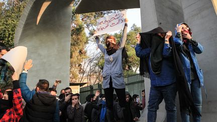 Iran : grandes manifestations contre le président Rohani