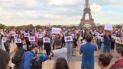 À Paris, au Trocadéro, 100 militantes ont rendu hommage aux 100 femmes victimes de féminicides en 2019, tout en critiquant le manque de volonté du gouvernement.