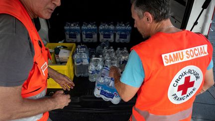 Des bénévoles de la Croix-Rouge distribuent de l'eau à Toulouse (Haute-Garonne), en juin 2022. Photo d'illustration. (LIONEL BONAVENTURE / AFP)