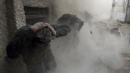 Des combattants de l'arm&eacute;e syrienne libre dans le quartier Ain&nbsp;Tarma de Damas, le 30 janvier 2013. (GORAN TOMASEVIC / REUTERS)