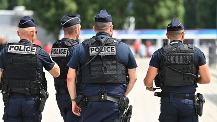 Des policiers patrouillent lors d'un match de football, à Saint-Etienne, dans le cadre des Jeux olympiques de Paris, le 27 juillet 2024. (R?MY PERRIN / MAXPPP)