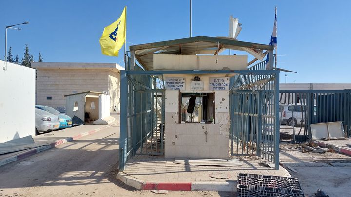 La guérite d'entrée du poste-frontière d'Erez, au nord de la bande de Gaza, porte encore les impacts de balles de l'attaque du 7 octobre 2023. (THIBAUT LEFEVRE / FRANCEINFO)