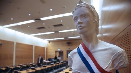 Une Marianne, symbole de la R&eacute;publique fran&ccedil;aise, dans une salle de l'Assembl&eacute;e nationale, &agrave; Paris, le 27 f&eacute;vrier 2013. (JACQUES DEMARTHON / AFP)