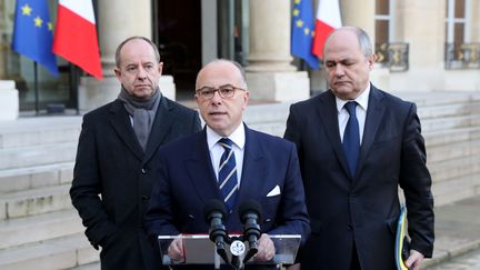 Le Premier ministre, Bernard Cazeneuve, entouré du ministre de la Justice, Jean-Jacques Urvoas, et du ministre de l'Intérieur, Bruno Le Roux. (THOMAS SAMSON / AFP)