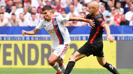 Bruno Guimaraes (OL) ici au duel avec le milieu clermontois, Johan Gastien, à l'occasion de la 3e journée de Ligue 1, dimanche 22 août. (PHILIPPE DESMAZES / AFP)