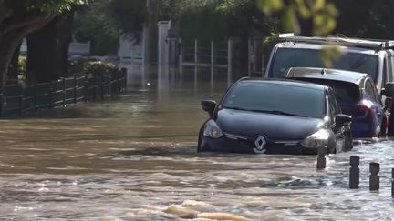 Des inondations ont touché une bonne partie de la France, jeudi 10 octobre. Dans plusieurs communes, des maisons sont sous l'eau. (France 2)