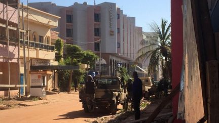 En ce milieu de matinée, elles attendent de pouvoir lancer l'assaut pour tenter de mettre fin à la prise d'otages qui a commencé à 8h (heure française). Elles ont été épaulées par les forces spéciales françaises en milieu de journée. En raison de la situation, le président malien Ibrahim Boubacar Keïta, qui se trouvait à N'Djamena, au Tchad, pour un sommet d'un groupe de pays du Sahel, a décidé de rentrer dans son pays. Cette prise d'otages survient une semaine après les attaques meurtrières de Paris et Saint-Denis, le 13 novembre 2015. ( AFP PHOTO / SEBASTIEN RIEUSSEC)