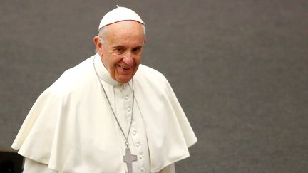 Né le&nbsp;17&nbsp;décembre&nbsp;1936&nbsp;à&nbsp;Buenos Aires, en&nbsp;Argentine, le pape François a 80 ans samedi. Photo prise le 14 décembre 2016 au Vatican (TONY GENTILE / REUTERS)