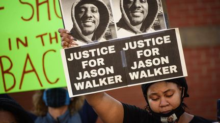 Une femme participe à une manifestation après la mort de Jason Walker, un Noir abattu par un policier blanc à Fayetteville (Caroline du Nord, Etats-Unis), le 9 janvier 2022. (ANDREW CRAFT / USA TODAY NETWORK / SIPA)