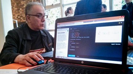 Un homme teste la version fran&ccedil;aise de Codecademy, &agrave; la biblioth&egrave;que Robert-Desnos de Montreuil (Seine-Saint-Denis), le 24 mai 2014. (VINCENT MATALON / FRANCETV INFO)