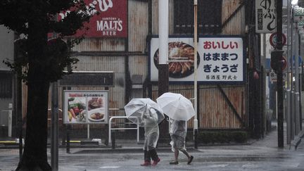 Des Japonais s'abritent du typhon&nbsp;Hagibis, à&nbsp;Hamamatsu le 12 octobre 2019. (ANNE-CHRISTINE POUJOULAT / AFP)