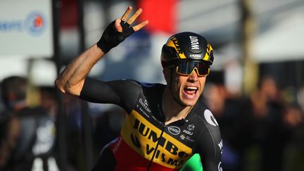 Sur les Champs-Elysées, Wout van Aert (Team Jumbo Visma) signe sa troisième victoire dans l'édition 2021 du Tour de France, le 18 juillet, à Paris. (CHRISTOPHE PETIT-TESSON / EPA / MAXPPP)