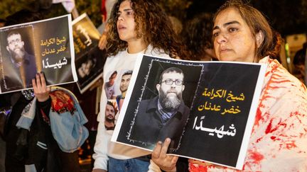 Des manifestantes brandissent le portrait de Khader Adnane, le militant mort en prison, le 2 mai 2023 à Haifa (Israël). (MATI MILSTEIN / NURPHOTO / AFP)