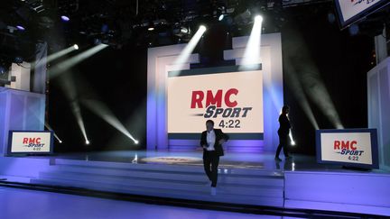 Le PDG d'Altice, Alain Weill (centre), s'apprête à présenter RMC Sport dans les studios de la chaîne à Paris, le 30 mai 2018. (SOLAL/SIPA)