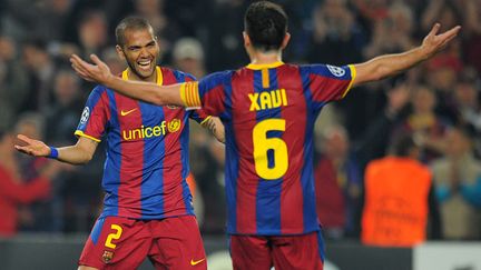 Les deux joueurs du FC Barcelone Xavi et Daniel Alves