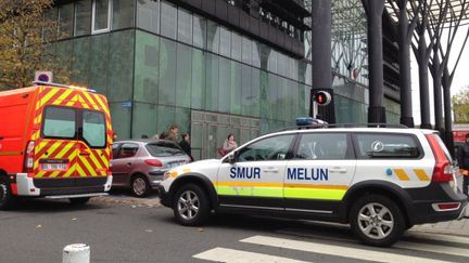 Les secours devant le tribunal de Melun, apr&egrave;s que des coups de feu ont &eacute;t&eacute; tir&eacute;s, le jeudi 29 octobre 2015. (FRANCE 3 ILE DE FRANCE)