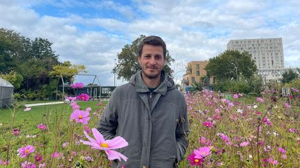 Maxime, 27 ans, étudiant en écologie en stage à la ferme urbaine Zone Sensible, à Saint-Denis. (MANON MELLA / FRANCEINFO)