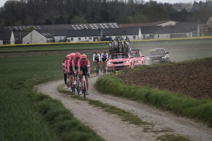 Les équipes EF Education-Easypost (en rose) et Trek-Segafredo (en blanc) étaient également de sortie sur les pavés de Paris-Roubaix, jeudi 14 avril. (Hortense Leblanc)