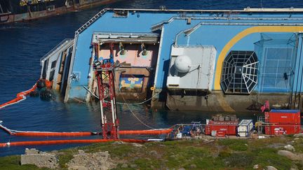 Le Costa Concordia, le 16 septembre 2013 sur l'&icirc;le du Giglio (Italie). (VINCENZO PINTO / AFP)