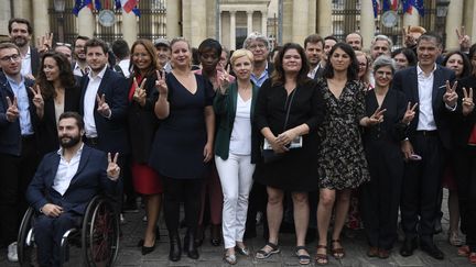 Des députés des différents partis de la Nupes devant l'Assemblée nationale, à Paris, le 21 juin 2022. (JULIEN DE ROSA / AFP)