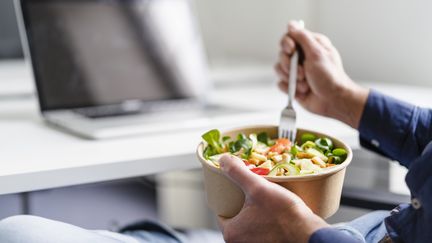 La pause déjeuner peut parfois coûter très cher aux salariés. (WESTEND61 / WESTEND61)