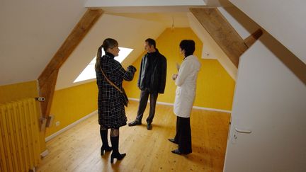 Visite d'un logement en compagnie d'un agent immobilier. (MYCHELE DANIAU / AFP)