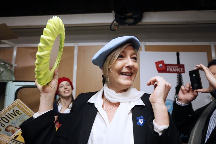 Marine Le Pen essaie un béret au Salon du Made in France, à Paris, le 10 novembre 2012. (KENZO TRIBOUILLARD / AFP)