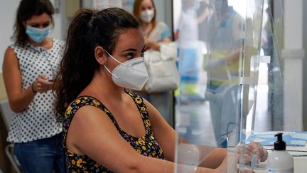 Une jeune espagnole attend d'être testée pour le coronavirus à Madrid en Espagne, le 17 août 2020. (JUAN MEDINA / REUTERS)