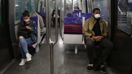 Les passagers de la ligne 13 du métro parisien portent un masque en pleine épidémie de Covid-19, le 7 mai 2020. (AURELIE AUDUREAU / MAXPPP)