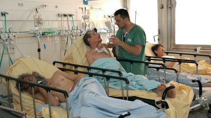 Un soignant&nbsp;face à l'afflux de malades en raison de la canicule, le 13 août 2003 à l'hôpital Saint-Antoine de Paris. (JEAN AYISSI / AFP)