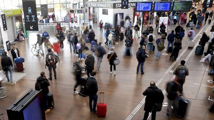 Des passagers en gare de Rennes (Ille-et-Vilaine), le 17 décembre 2022. (MAXPPP)