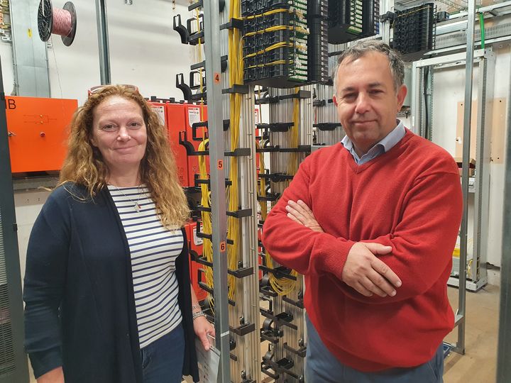 Katell Perrot et Yann Ayral dans le poste central de l'île de Groix (Morbihan) où convergent les connexions des habitants, le 27 mai 2022.
 (BORIS HALLIER / RADIO FRANCE)