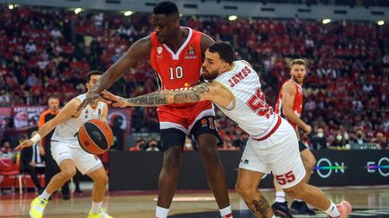 Le joueur de l'Olympiakos Moustapha Fall au duel avec Mike James, pour Monaco, lors du premier match entre les deux équipes lors du Top 8 d'Euroligue, le 20 avril 2022. (ANGELOS TZORTZINIS / AFP)