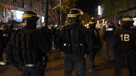 Des policiers bloquent l'accès à la Place de la République après avoir évacué les participants à l'opération Nuit Debout, dimanche soir 1er mai à Paris. (MIGUEL MEDINA / AFP)